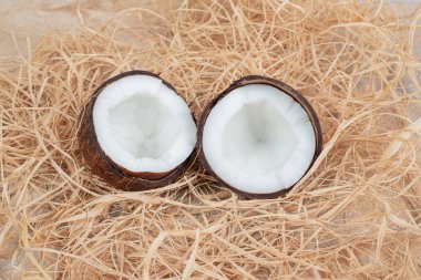 Yarı kesilmiş hindistan cevizleri ve mermer yüzeyde pipetler. Yüksek kalite fotoğraf