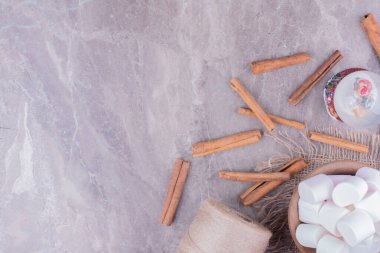 Etrafında tarçın çubukları olan ahşap bir fincanda nefis şekerlemeler. Yüksek kalite fotoğraf