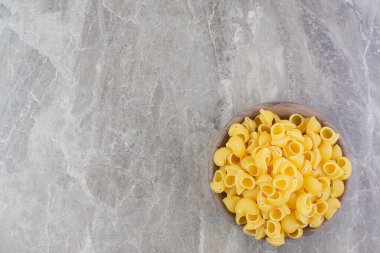 Ev yapımı pastalar, bir parça çuval bezinin üzerinde, ahşap bir fincanda izole edilmiş. Yüksek kalite fotoğraf