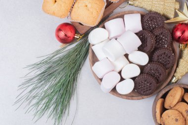 Beyaz arka planda topları olan tatlı bir Noel pastası. Yüksek kalite fotoğraf