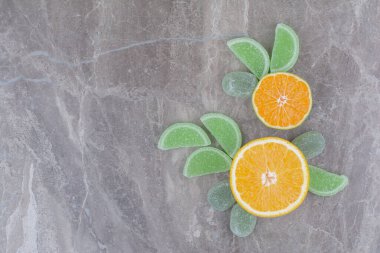 Mermer zemin üzerinde tatlı marmelatlı taze portakal dilimleri. Yüksek kalite fotoğraf