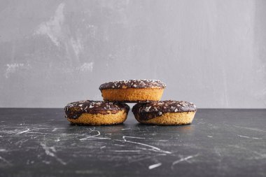 Siyah arka planda çikolatalı çörekler. Yüksek kalite fotoğraf