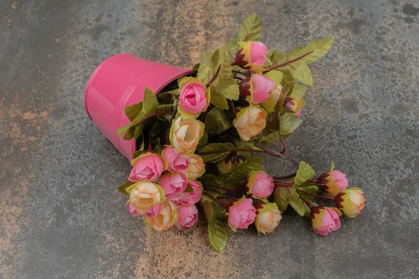 Różowe Wiadro Bukietem Kwiatów Marmurowym Tle Wysokiej Jakości Zdjęcie — Zdjęcie stockowe