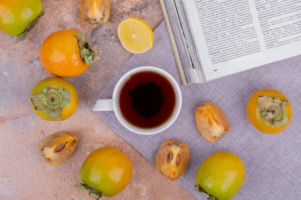 Ciruela Con Mandarina Limones Sobre Fondo Mármol Foto Alta Calidad — Foto de Stock