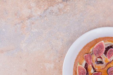 Beyaz tabakta incir ve şerbetli vanilyalı turta. Yüksek kalite fotoğraf