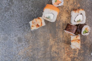 Mermer arka planda lezzetli suşi seti