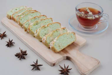 Beyaz arka planda bir fincan çay ve şam fıstıklı kek dilimleri. Yüksek kalite fotoğraf