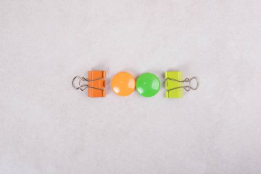 Beyaz arka planda renkli ataçlar. Yüksek kalite fotoğraf