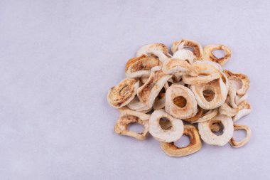 Gri arka planda izole edilmiş kuru elma dilimleri. Yüksek kalite fotoğraf