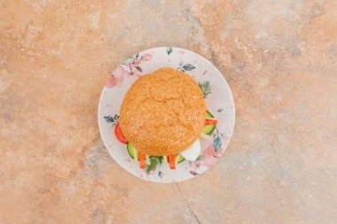 Salatalık ve yumurtalı büyük hamburger. Yüksek kalite fotoğraf