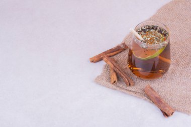 Bitki ve baharatlı bir bardak meyve suyu. Yüksek kalite fotoğraf