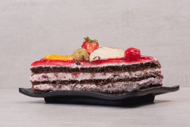 Bir dilim çikolatalı pasta ve meyve dilimleri. Yüksek kalite fotoğraf