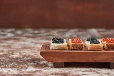 Mermer zemin üzerinde havyar olan küçük kanepeler. Yüksek kalite fotoğraf