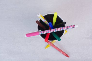 Kalem tutacağında çeşitli kalem ve kalemler. Yüksek kalite fotoğraf