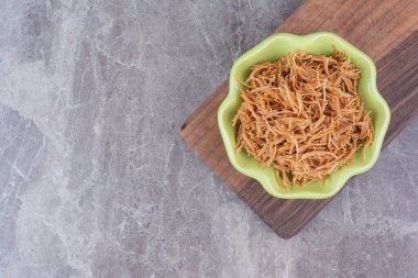 Baharatlı seramik bir kapta makarna pişirdim. Yüksek kalite fotoğraf