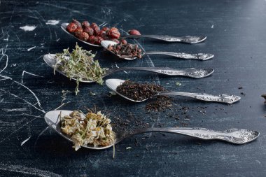 Metalik kaşıklarda bitkiler ve baharatlar. Yüksek kalite fotoğraf
