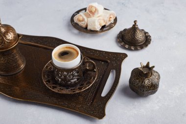 Metalik bir tabakta Türk lokum ile servis edilen bir fincan kahve. Yüksek kalite fotoğraf