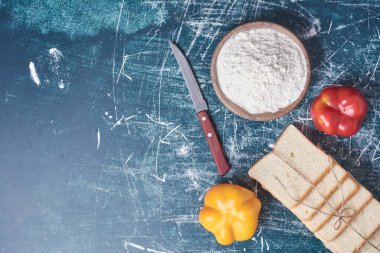 Mavi arka planda sandviç dilimleri. Yüksek kalite fotoğraf