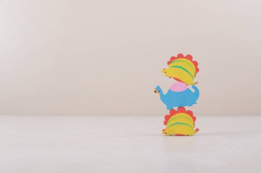 Bej arka planda dinozorların komik oyuncakları. Yüksek kalite fotoğraf