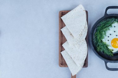 Tahta tahtada siyah tava ve omletli pide ekmeği. Yüksek kalite fotoğraf