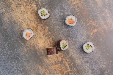 Mermer arka planda lezzetli suşi seti
