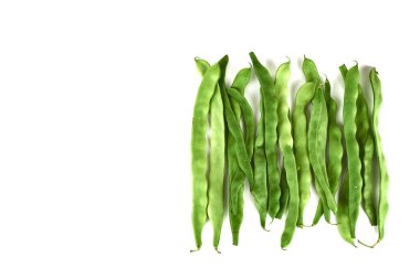 Yeşil fasulyeler beyaz arka planda izole edilmiş. Yüksek kalite fotoğraf