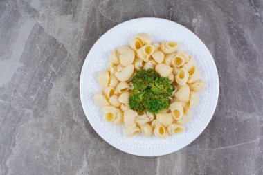 Izgara brokoli ile birlikte beyaz tabakta makarna. Yüksek kalite fotoğraf