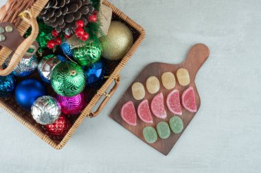 Bir çanta dolusu Noel topu ve beyaz arka planda marmelat olan ahşap tahta tahta. Yüksek kalite fotoğraf