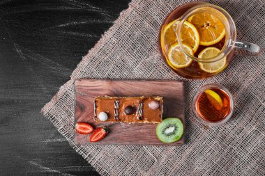 Tahta tabakta limonatalı karamel keki. Yüksek kalite fotoğraf