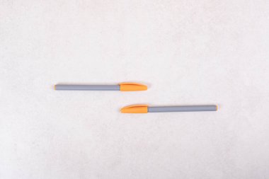 Beyaz arkaplanda renkli işaret kalemleri