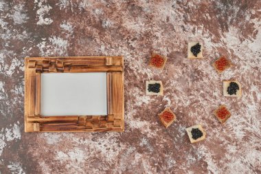 Apetizer tost makineleri ahşap bir tahtanın üzerinde havyarla. Yüksek kalite fotoğraf