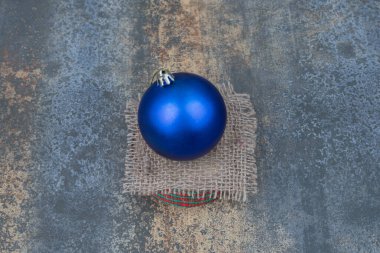 Mavi Noel topu mermer arka planda çuval bezi içinde. Yüksek kalite fotoğraf