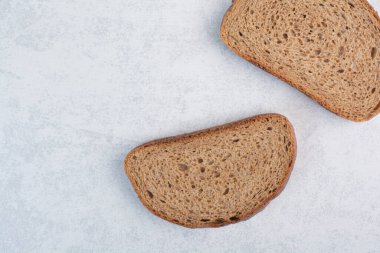 Taş zeminde siyah ekmek dilimleri. Yüksek kalite fotoğraf