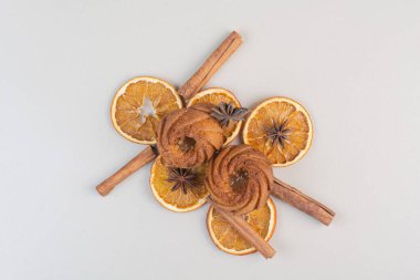 Turuncu dilimli kek ve beyaz tabakta tarçın. Yüksek kalite fotoğraf