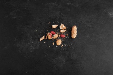 Siyah arka planda izole edilmiş kabuklu fıstıklar. Yüksek kalite fotoğraf