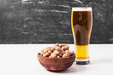Beyaz arka planda fındık ve bira. Yüksek kalite fotoğraf