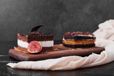 Tahta bir tahtanın üzerinde çikolatalı cheesecake dilimi. Yüksek kalite fotoğraf