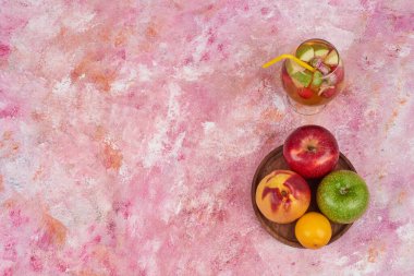 Tahta bir tahtanın üzerinde meyve suyu ile karışık meyve, üst manzara. Yüksek kalite fotoğraf
