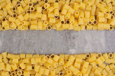 Mermer zemin üzerinde pişmemiş makarnalar izole edilmiş. Yüksek kalite fotoğraf