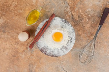 Wgisk ve ahşap tahtalı çiğ yumurta. Yüksek kalite fotoğraf