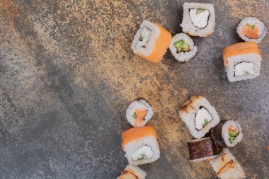 Mermer arka planda lezzetli suşi seti