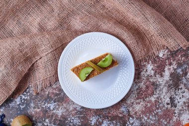 Kiwies 'li bir dilim pasta. Yüksek kalite fotoğraf