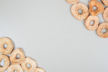 Gri arka planda kurutulmuş elma cipsi. Yüksek kalite fotoğraf