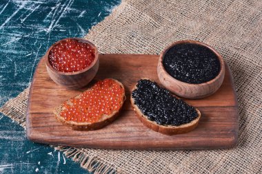 Tahtadaki kırmızı ve siyah havyar. Yüksek kalite fotoğraf