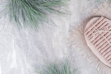 Köy tahtasına sarılı waffle çubukları. Yüksek kalite fotoğraf