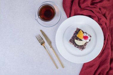 Beyaz tabakta bir fincan çayla çikolatalı kek. Yüksek kalite fotoğraf