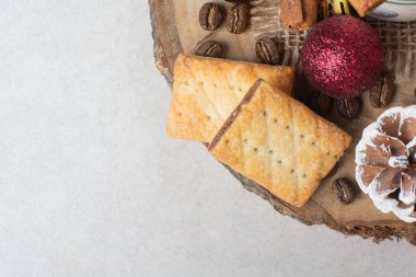 Tahta tabakta aromalı kahve çekirdekli krakerler. Yüksek kalite fotoğraf