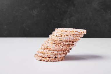 Beyaz arka planda çıtır kurabiyeler. Yüksek kalite fotoğraf