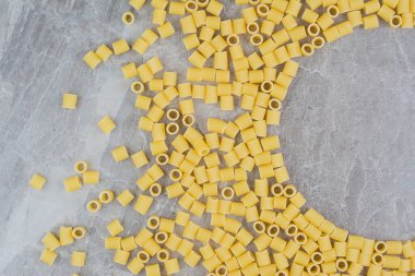 Pastalar gri mermer zemin üzerine yayıldı. Yüksek kalite fotoğraf