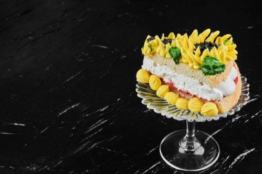 Siyah arkaplanda ayçiçeği şeklinde bir pasta. Yüksek kalite fotoğraf